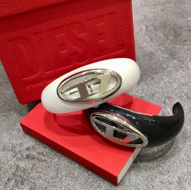 【DIESEL】存在感のあるバングルウォッチ!