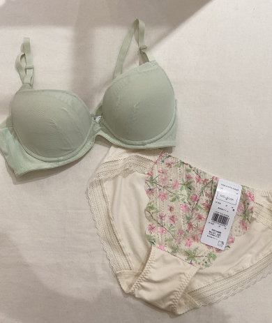 春のトレンドカラーを下着でも☘️